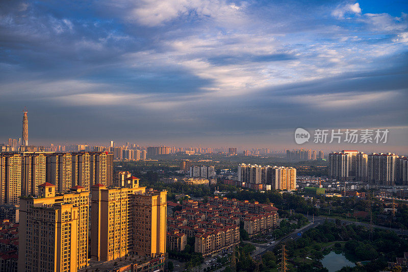 清晨，成都市上空乌云密布