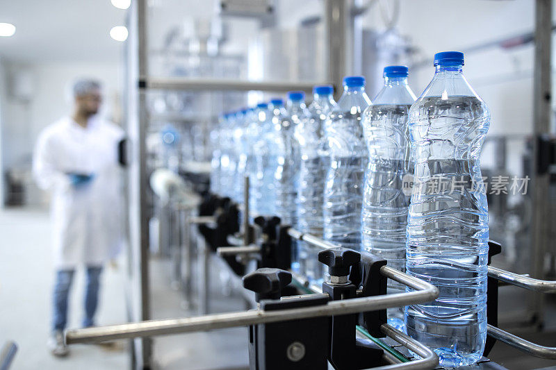 装瓶工厂内部和订购的瓶装水随时准备分发。