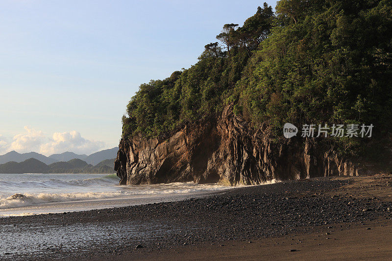 白色的海浪和黑色的沙滩