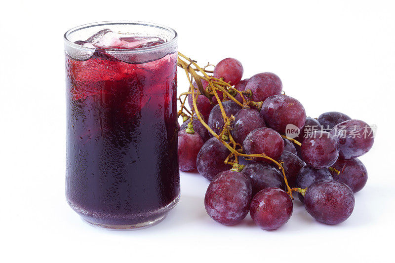 红葡萄汁在玻璃和葡萄果实孤立在白色背景