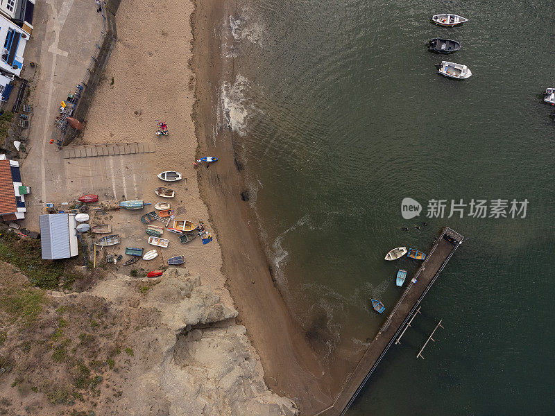 鸟瞰图的小渔港村Runswick在北约克郡，英格兰，英国。用0级无人机拍摄的。