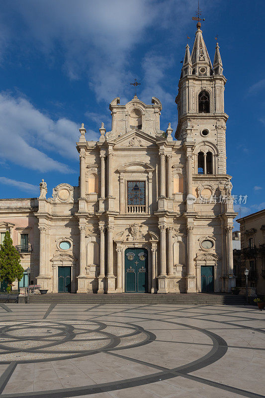 在西西里岛卡塔尼亚区阿斯雷亚尔的广场和教堂建筑