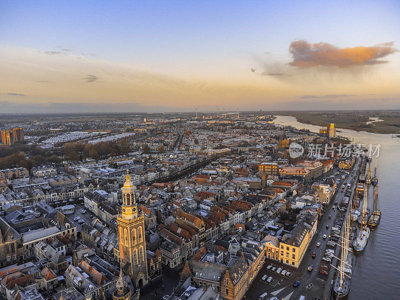 在寒冷的冬天日出时，在IJssel河上的Kampen城市景观