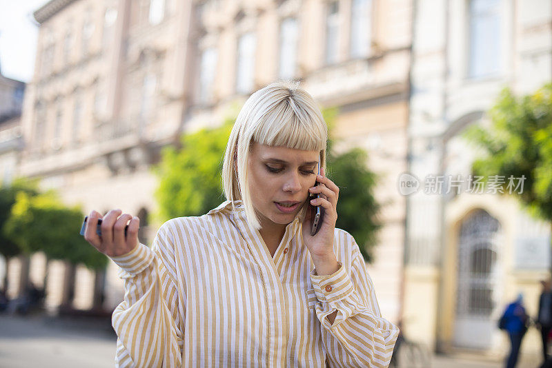 女孩使用智能手机库存照片