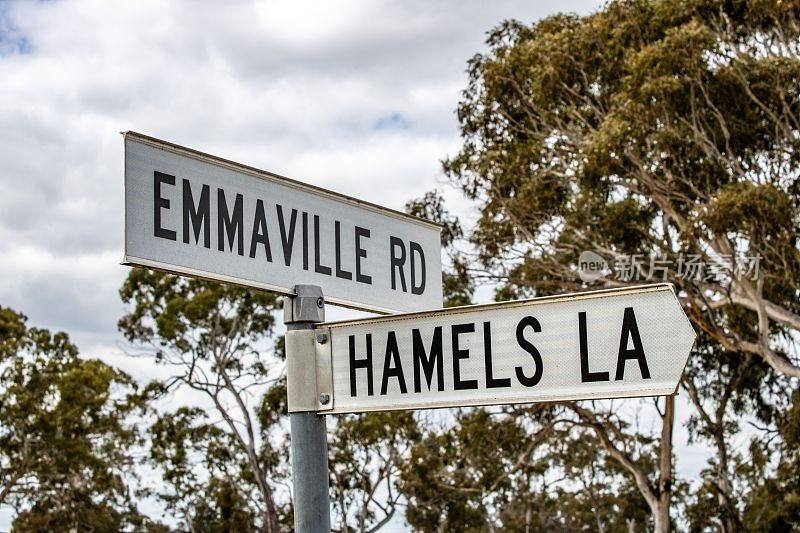 澳大利亚新南威尔士州的Emmaville路和Hamels巷的街牌