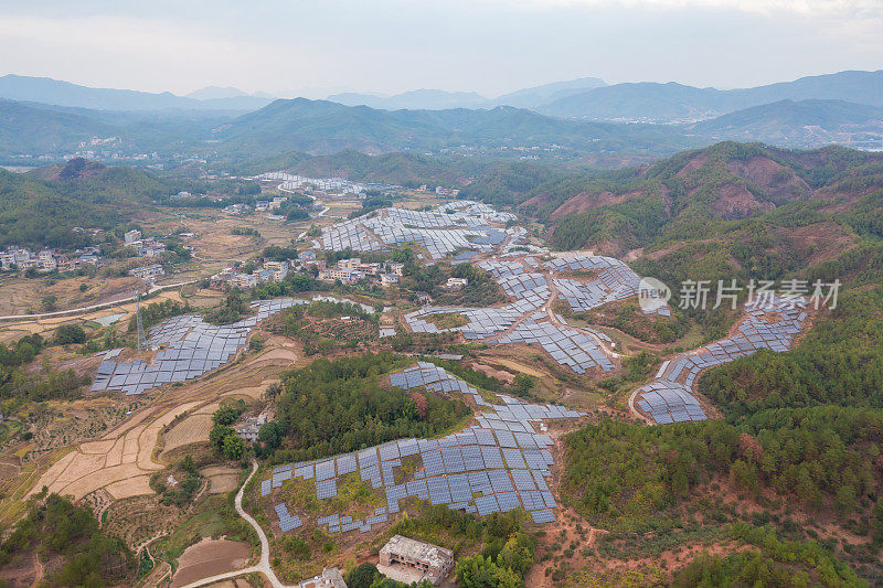 多云天气的太阳能发电厂