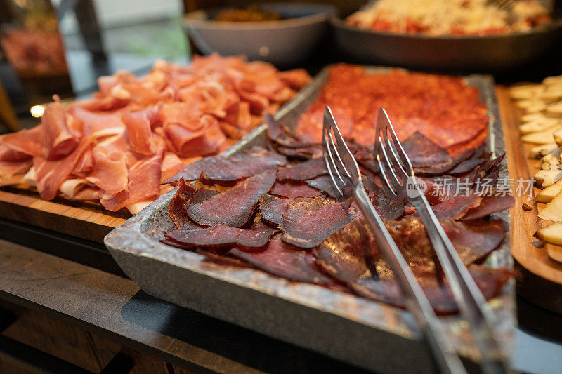 酒店自助餐提供肉类食品