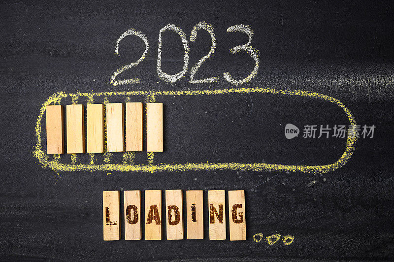 粉笔画:2023年在黑板上加载