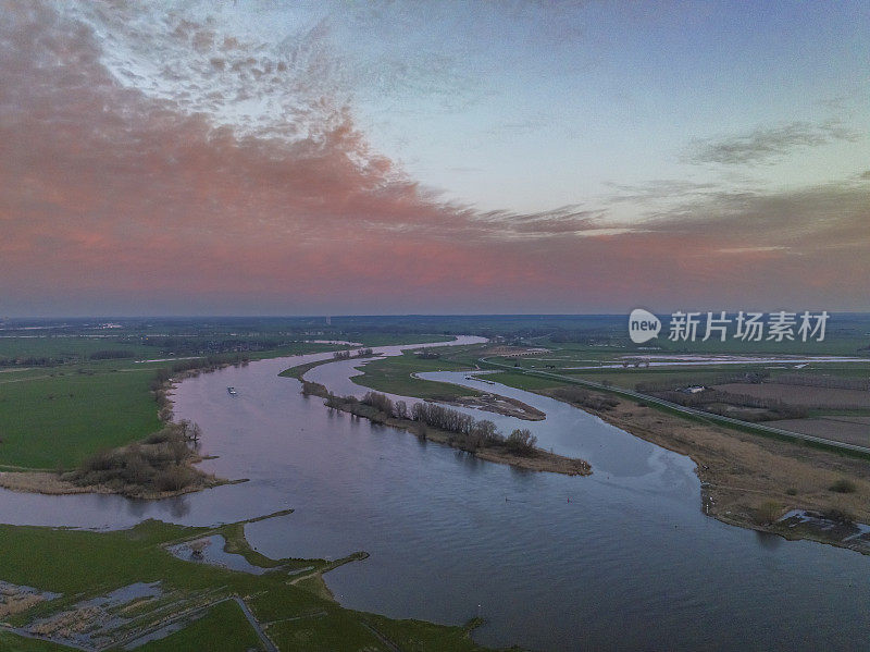 IJssel和Reevediep春季日落全景鸟瞰图