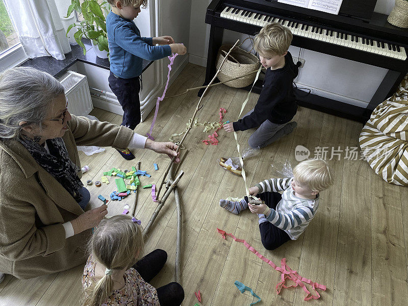 祖母和她的孙子们在做装饰