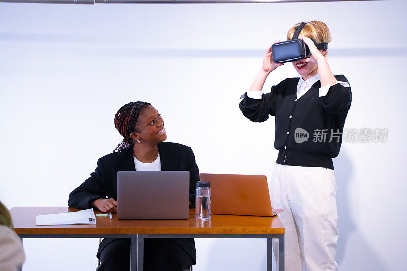 不同的商业人士使用虚拟现实设备