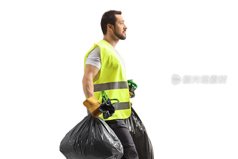 一个拾荒者背着垃圾袋行走的侧面镜头