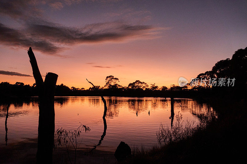 澳大利亚内陆河上的日落。澳大利亚北领地