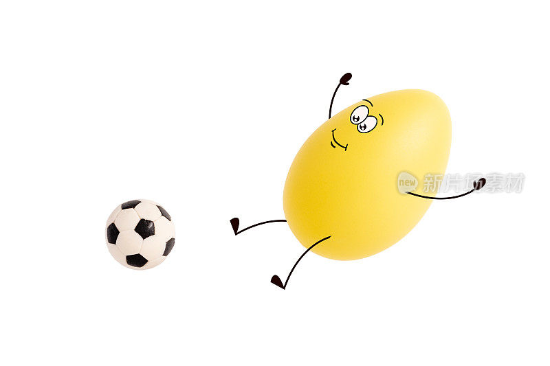 有趣的彩蛋，可爱的脸踢足球孤立在白色背景。可爱的黄蛋人物跳着踢足球。运动、训练和健康的生活方式。蛋白质和营养