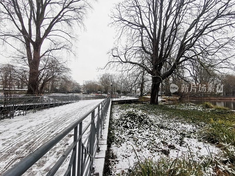 杜塞尔多夫大众广场活动大厅附近的人行天桥上的雪