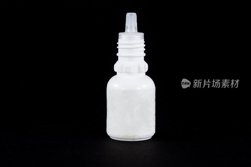 医用白色塑料可挤压瓶，又称挤压瓶，黑色背景隔离，用于存放眼药水、鼻药水等药液。