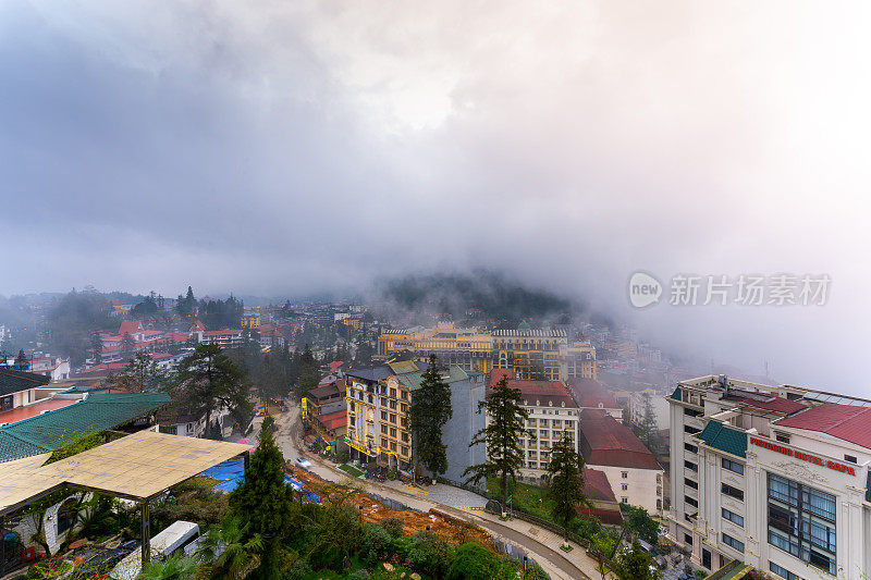 亚洲越南老蔡省萨帕市山城景观鸟瞰图，阳光明媚，夕阳西下，云中山景