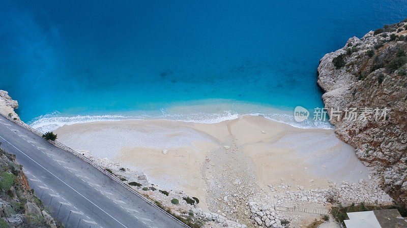 土耳其安塔利亚的卡普塔斯海滩高速公路鸟瞰图。