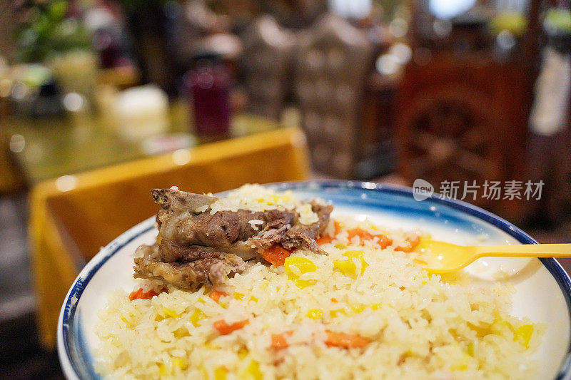 一道美味的中国新疆菜，羊肉手抓饭