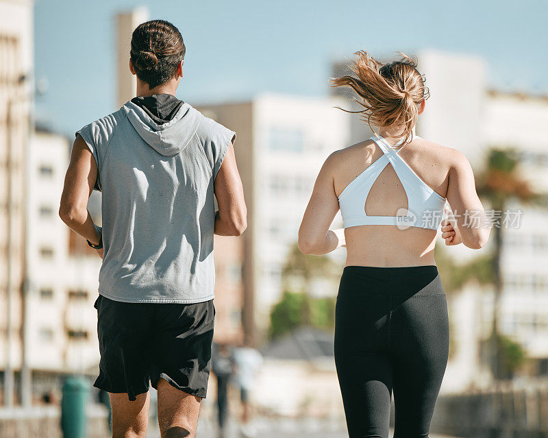 情侣，健身和跑步一起回到城市锻炼，锻炼或有氧运动在开普敦例行。积极的男女跑步者散步或慢跑，以保持健康或在户外锻炼