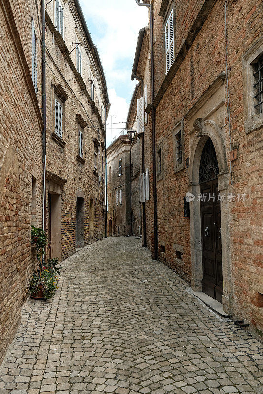 意大利村庄里狭窄的街道