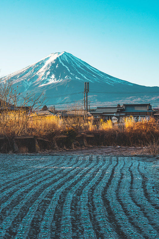 日本乡村小镇的富士山景