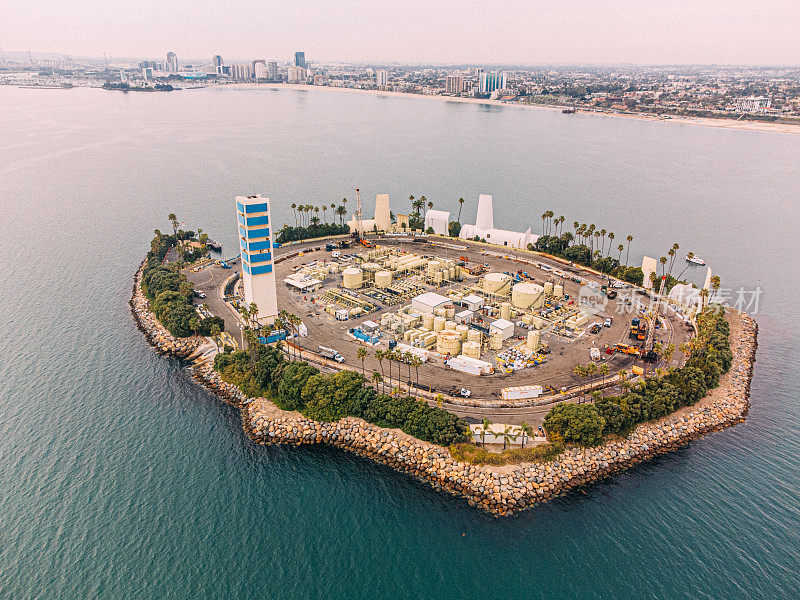 “怀特岛”鸟瞰图，四个THUMS人工岛屿之一，从美国洛杉矶附近的加利福尼亚州长滩海岸俯瞰石油和天然气