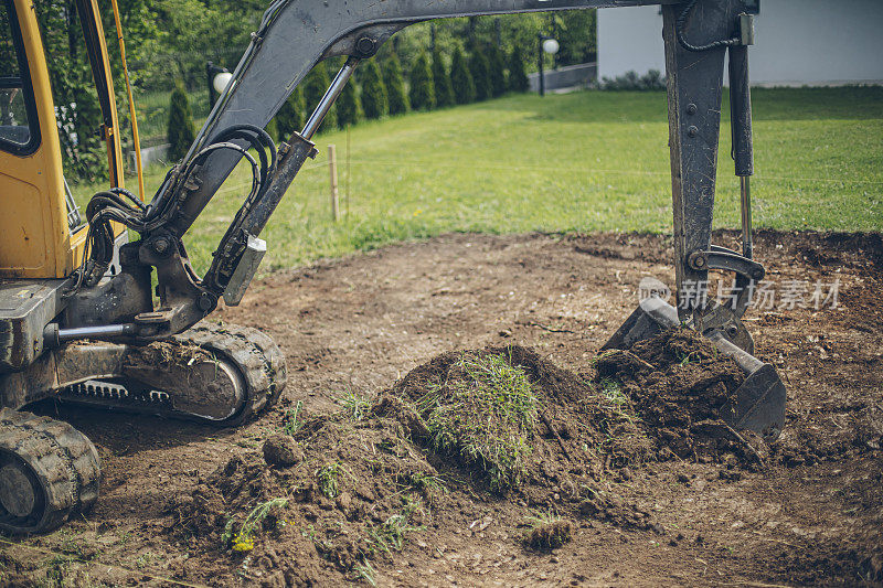 挖掘机在工地挖沟