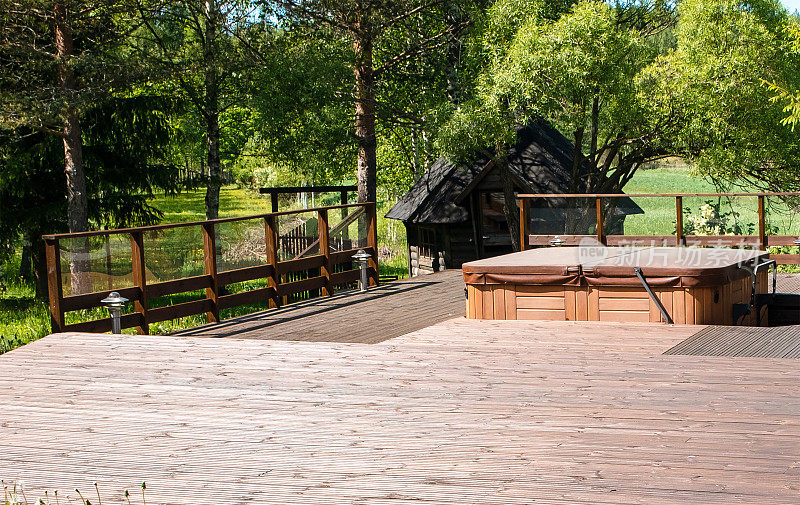 乡村，夏日小屋，带按摩浴缸和桑拿的木制露台。