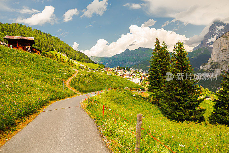 山路。Lauterbrunnen。瑞士。山的风景。伯尔尼州。穆伦村