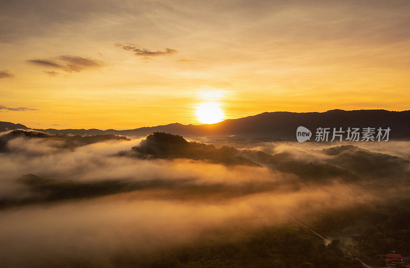 美丽的早晨景色，日出和雾在山上