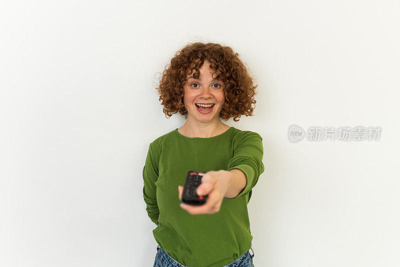 画室里一个红发女孩用遥控器的画像