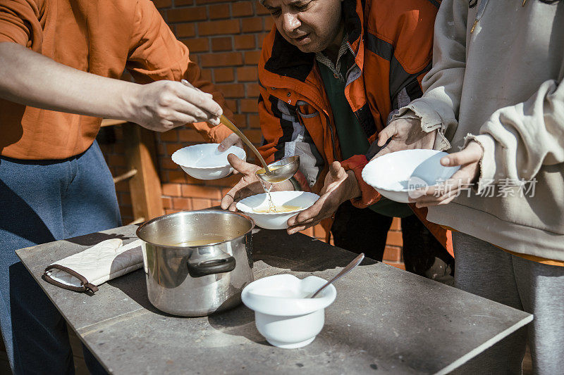 一家人在户外吃面汤