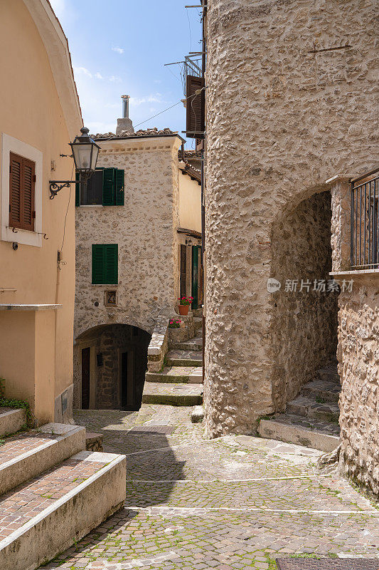 狭窄的街道在切瓦拉迪罗马，拉齐奥意大利