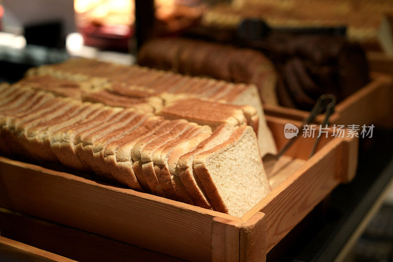 自助早餐，木质托盘上有各种健康新鲜的燕麦面包