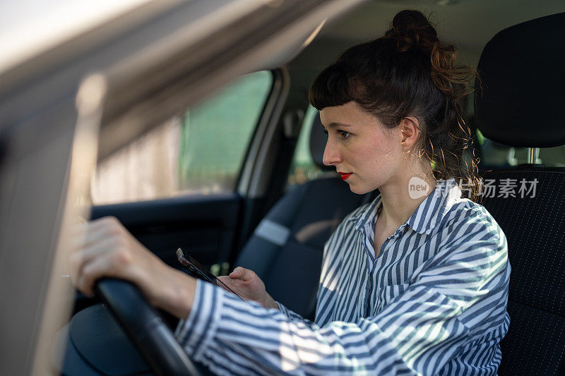 开车时使用智能手机的分心女司机