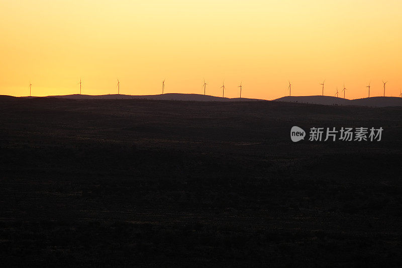 黄昏时分的风力涡轮机，新南威尔士州布罗肯山