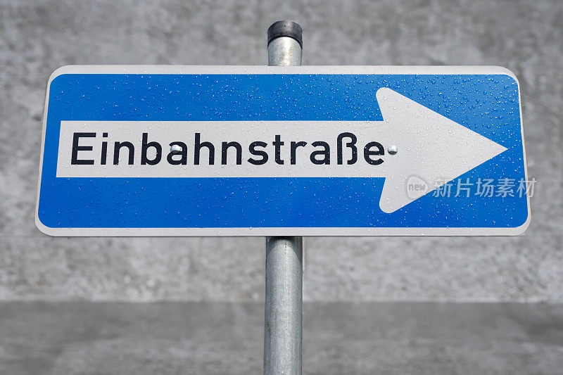 德国一条单行道(einbahnstrasse)的标志衬着蓝天
