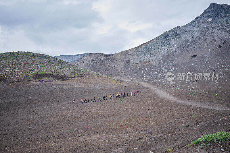 一群游客接近火山挤压骆驼