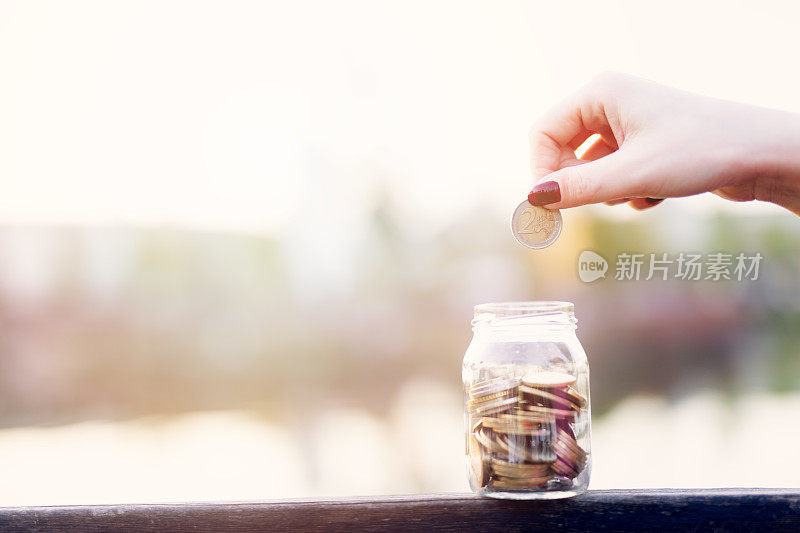 省钱，手把硬币堆在钱楼梯上，业务发展和省钱的理念