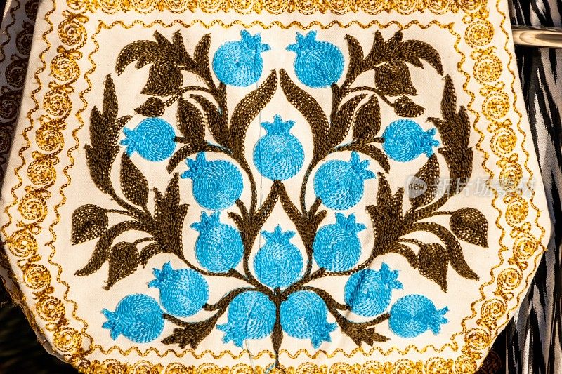 背景以民族东方主题描绘优雅的手工艺品与突厥-阿拉伯穆斯林图案