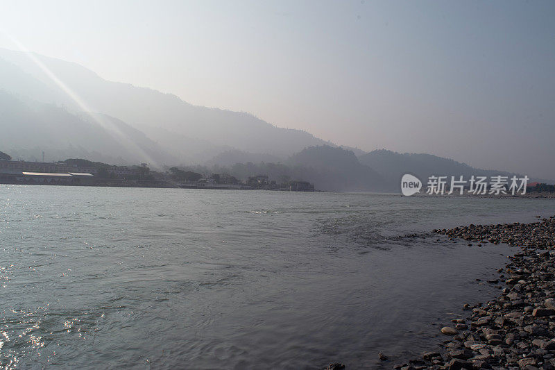 冬天，雾蒙蒙的江山景色