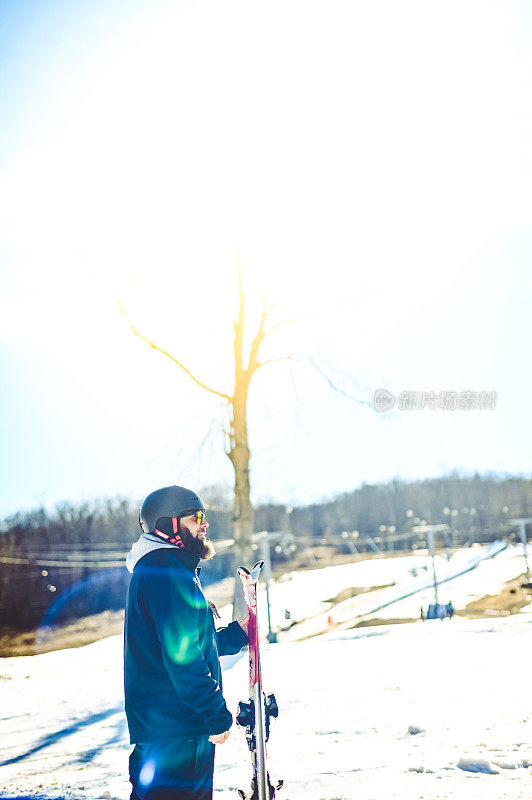 冬天，一个留着胡子的中年男子在滑雪坡上滑雪