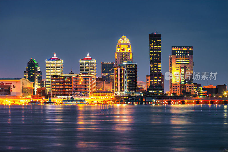 美国肯塔基州路易斯维尔市中心的天际线之夜
