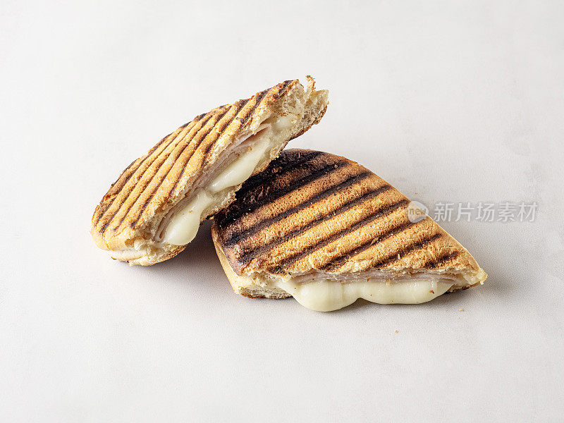 烤三明治。帕尼尼三明治。烤奶酪火腿三明治。土耳其传统的火腿吐司三明治。烤面包配奶酪和火腿。