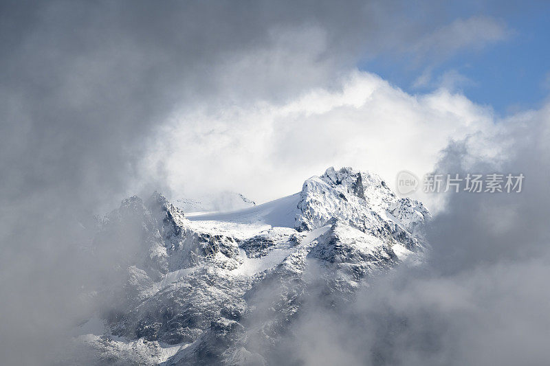 鸟瞰图，雾气从雪山上升起