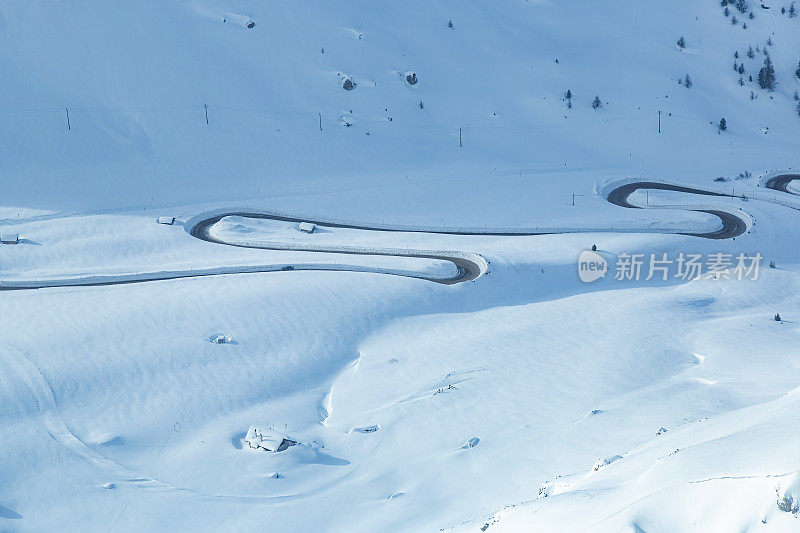 大雪中弯弯曲曲的道路