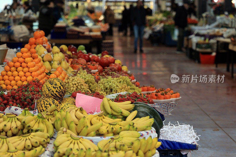 在集市上卖蔬菜和水果