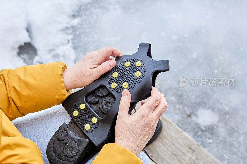 用于靴子的冰爪或冬季牵引力的冰夹鞋。