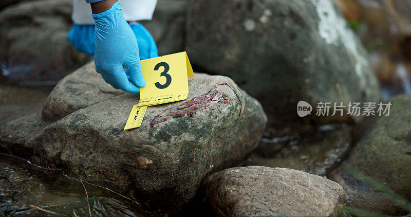 手，证据标记和csi在犯罪现场进行调查，岩石上有血或手套在河里安全。法医专家，调查员和案例研究，通过水流观察